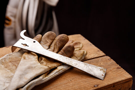 Hive Tool and Gloves