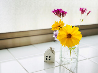 ミニ家小物と瓶に刺した野の花_タイル背景