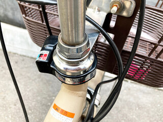 古い電動自転車ハンドルロック「一発二錠」