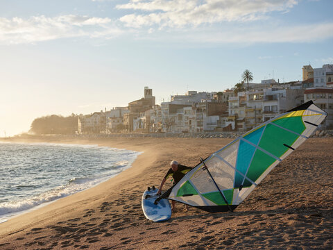 Aged sportsman preparing for windsurf