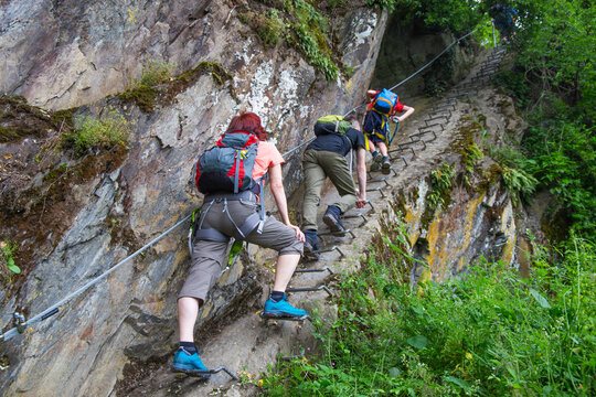 Familie beim Klettersteiggehen am Mittelrheinklettersteig in Boppard, Rheinland-Pfalz