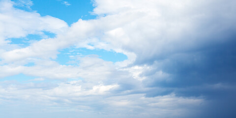Obraz premium Blue sky with white cumulus clouds on a daytime