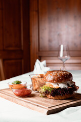 Hamburger auf Tisch