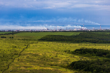 Obraz premium Emissions from an oil refinery plant harmful to nature
