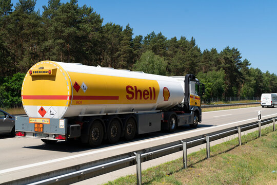 Deutschland , 14.06.2021 , A 13 , Berlin ,  Ein Tanklaster von Shell auf einer deutschen Autobahn