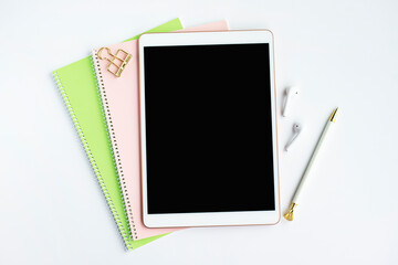 태블릿 컴퓨터와 무선 이어폰