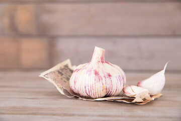 Fresh garlic and Japanese yen banknotes