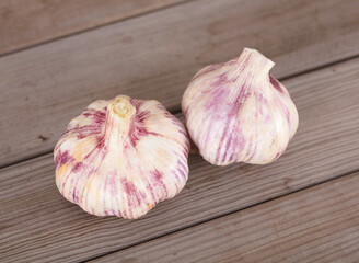 Two heads of fresh garlic on the table
