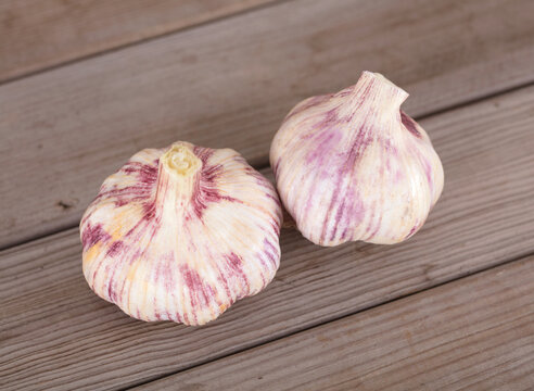 Two heads of fresh garlic on the table