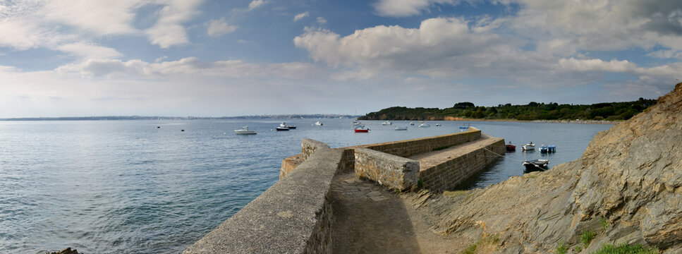 petit port de plaisance rustique en vue panoramique sur la rade de Brest en France avec ciel bleu et m&egrave;re calme 