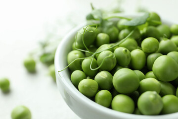 Bowl with fresh pea seeds, close up