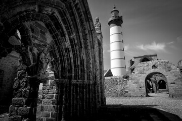 phare noir et blanc de la pointe Saint Mathieu et son Abbaye du Finistère en ruine sous un ciel...