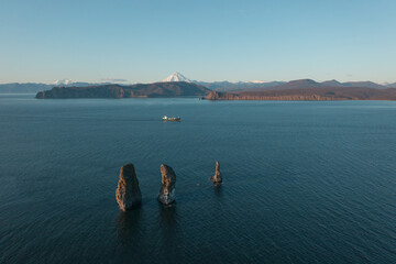 On the Pacific coast, a popular tourist destination in Russia. The famous Avacha Bay in Kamchatka Peninsula, "Three Brothers "is a famous landmark on the Bay.