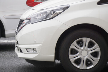 乗用車のフロントバンパー