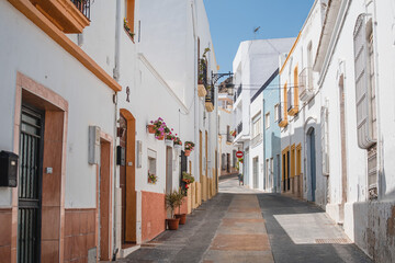 Fototapeta na wymiar Les rues colorées et pleines de charme du village de Nijar en Espagne.