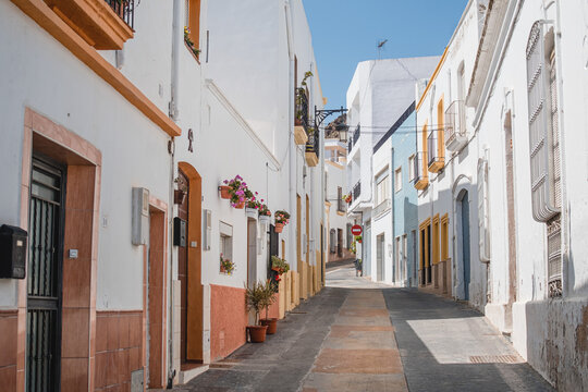 Les rues color&eacute;es et pleines de charme du village de Nijar en Espagne.