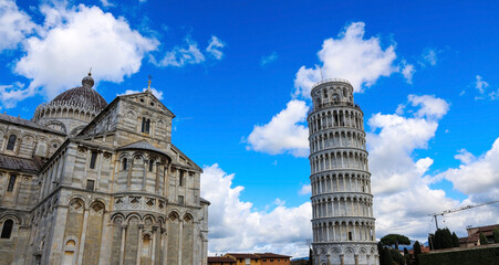 Fototapeta na wymiar Beautiful view with cloudy and blue sky which Tourists visiting the leaning tower of Pisa , Italy