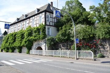 bewachsenes Fachwerkhaus am Rhein