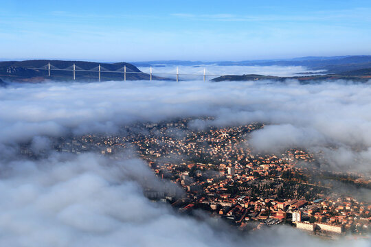 Vue aérienne de la ville de Millau en France. Brumes matinales sur le Tarn.
