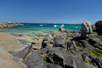 panoramique sur la plage de Ménez han au sable blanc et eau turquoise avec gros rocher en granit sous le ciel bleu de Bretagne dans le Finistère le long d'un chemin de randonné