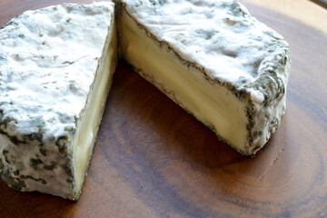 英国のヤギ乳製のカビ熟成チーズ