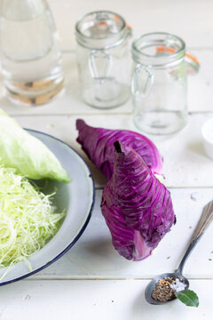 Purple cabbage with spices to be fermented