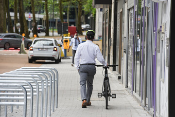 velo cycliste casque travailleur pieton mobilité ecologie