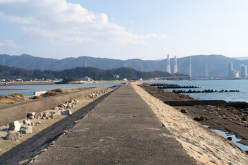 長く続く防波堤