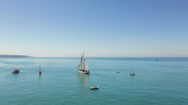 Vue a&eacute;rienne d'un voilier &agrave; la sortie du port de F&eacute;camp, en Normandie - Aerial view of a sailboat at the exit of the port of F&eacute;camp, in Normandy