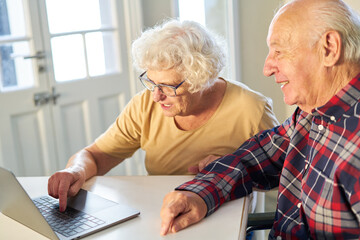 Senioren Paar hat Spaß am Laptop Computer beim Chatten