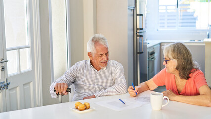 Senioren Paar im Ruhestand beim Rätsel lösen als Denksport
