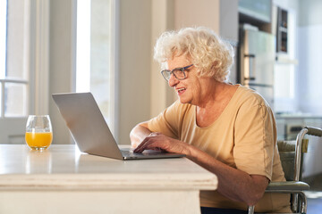 Glückliche Seniorin am Computer online beim Videochat