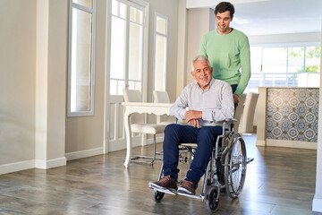 Zufriedener Senior im Rollstuhl betreut vom Sohn