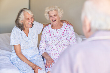 Zwei Senior Frauen als beste Freundinnen auf dem Bett