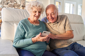 Senioren Paar mit Smartphone hat Spaß beim Videochat