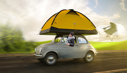 Frau im Auto mit Zelt auf dem Dach fährt in den Urlaub (Zelten) - obrazy, fototapety, plakaty