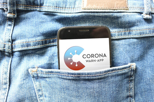 Corona-Warn-App in Hosentasche