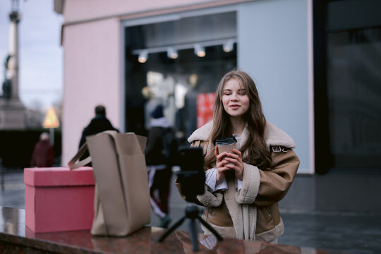 Blogger traveling to new city 
