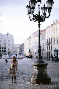 Traveler blogger visiting foreign city 