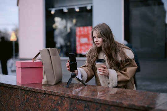 Influencer taking photo for social networks 
