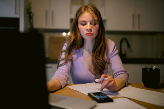 Worker completing deadlines online 
