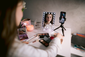 Virtual lesson about make up at home