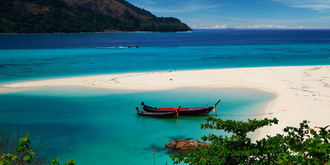 Fototapeta na wymiar long tail boat, in white sand beach in the andaman sea