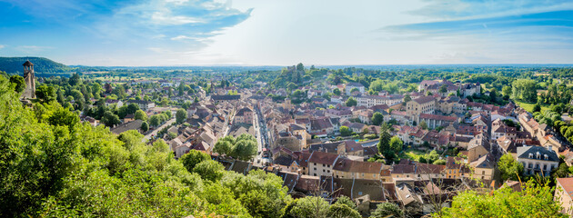 Fototapeta na wymiar Panorama de la cité médiévale de Crémieu vue depuis les Remparts