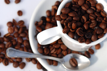 TAZA DE CAFÉ BLANCA CON GRANOS DE CAFÉ TOSTADO