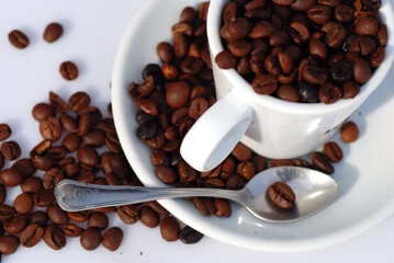 TAZA DE CAFÉ BLANCA CON GRANOS DE CAFÉ TOSTADO