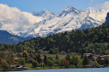 Winter und Fr&uuml;hling gleichzeitig; Blick vom Brienzersee &uuml;ber das Aaregg zu den Urner Alpen