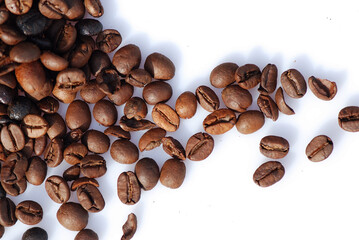 GRANOS DE CAFÉ TOSTADO SOBRE FONDO BLANCO