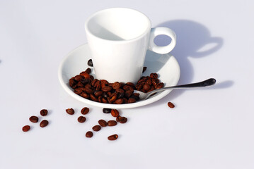 TAZA DE CAFÉ BLANCA CON GRANOS DE CAFÉ TOSTADO