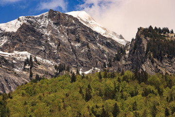 Oben Winter unten Frühling; Blick von Brienz hinauf zum Rothorn